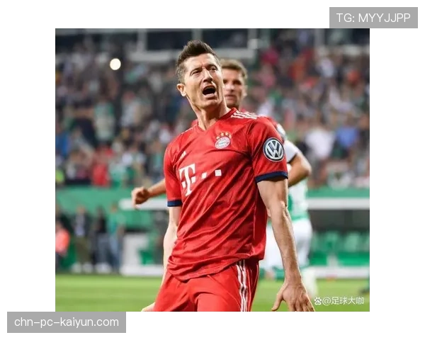 终场哨响，勒沃库森主帅阿隆索与助教激烈讨论最后时刻的战术选择